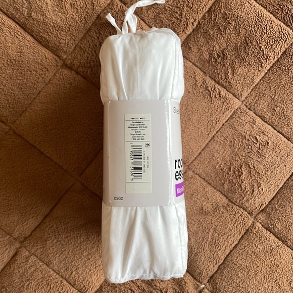 Room Essentials microfiber sheet set - Picture 3 of 5